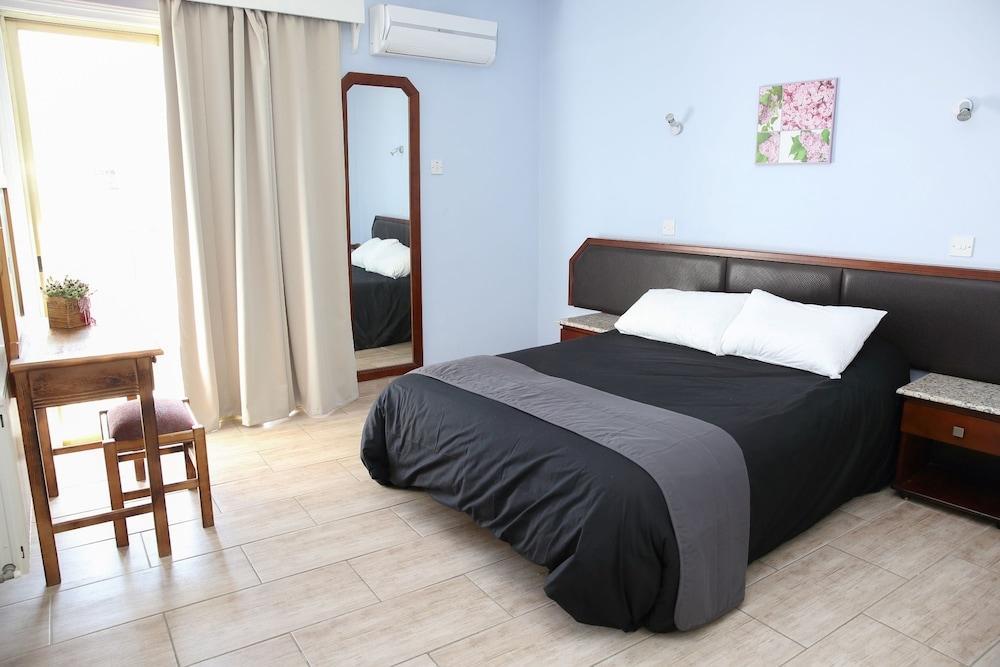 Antonis G. Hotel Apartments Oroklini Buitenkant foto