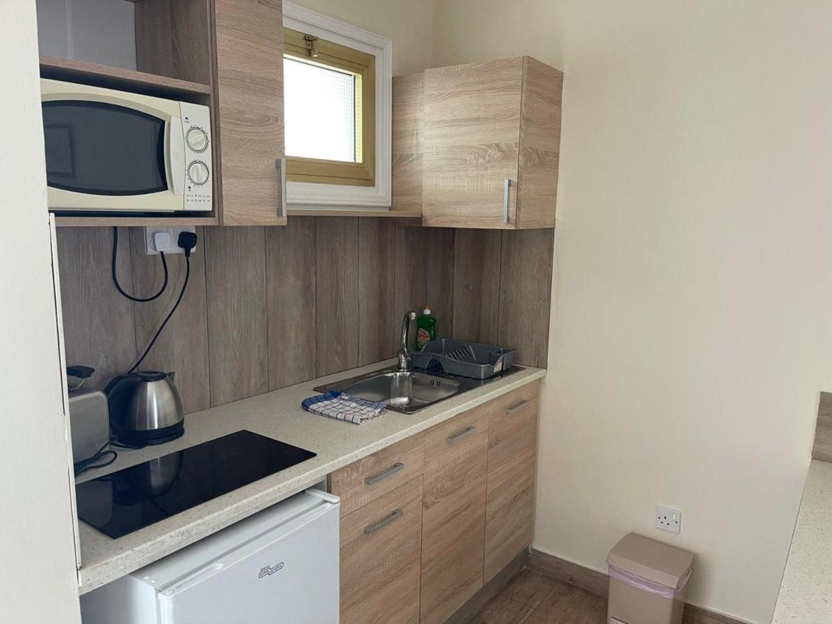 Antonis G. Hotel Apartments Oroklini Buitenkant foto