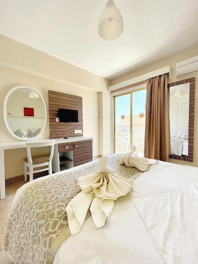 Antonis G. Hotel Apartments Oroklini Buitenkant foto