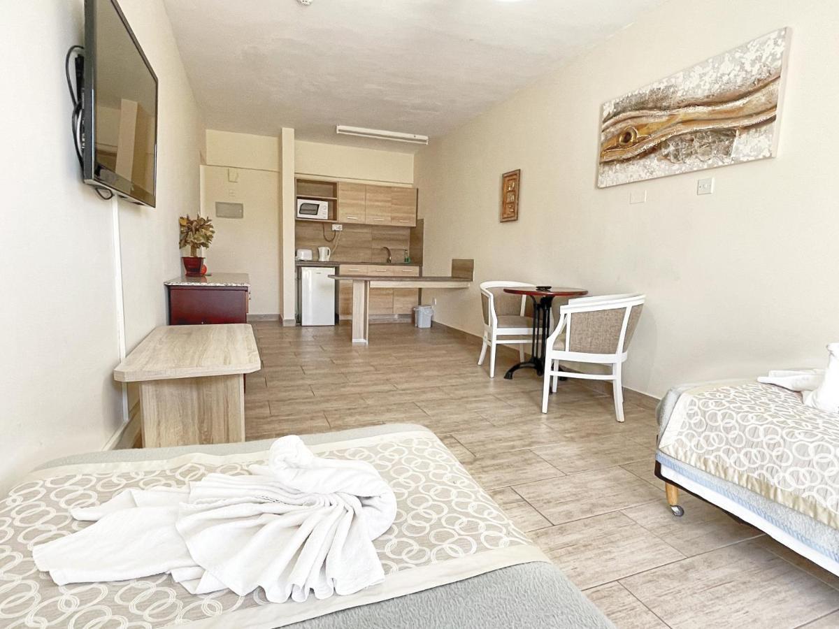 Antonis G. Hotel Apartments Oroklini Buitenkant foto