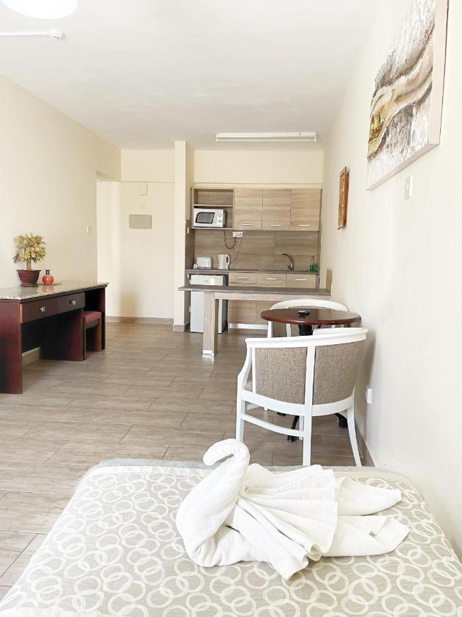 Antonis G. Hotel Apartments Oroklini Buitenkant foto