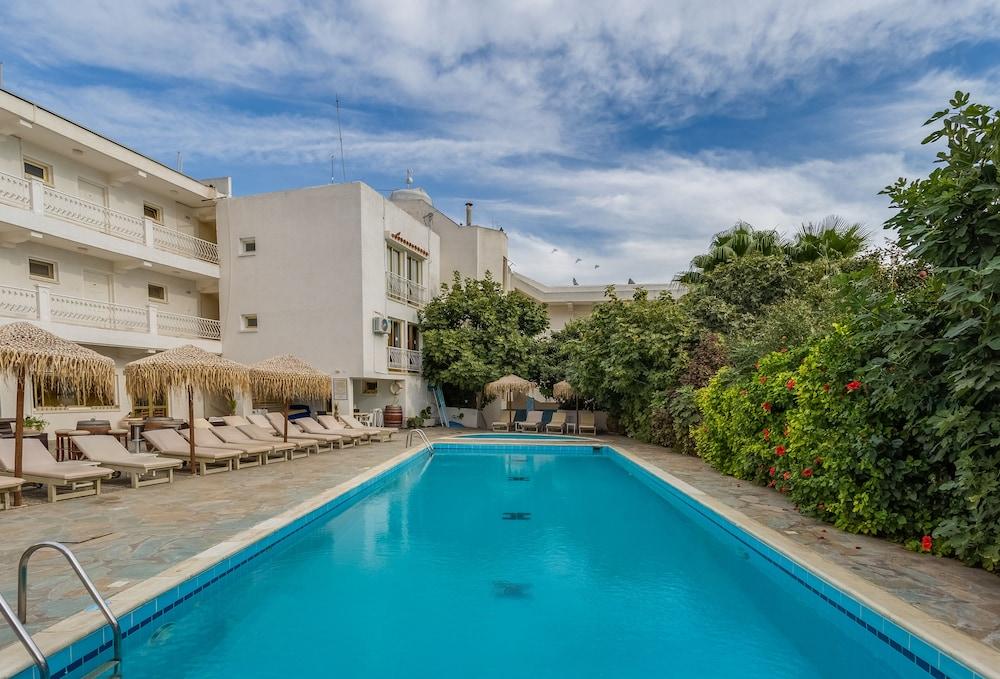Antonis G. Hotel Apartments Oroklini Buitenkant foto