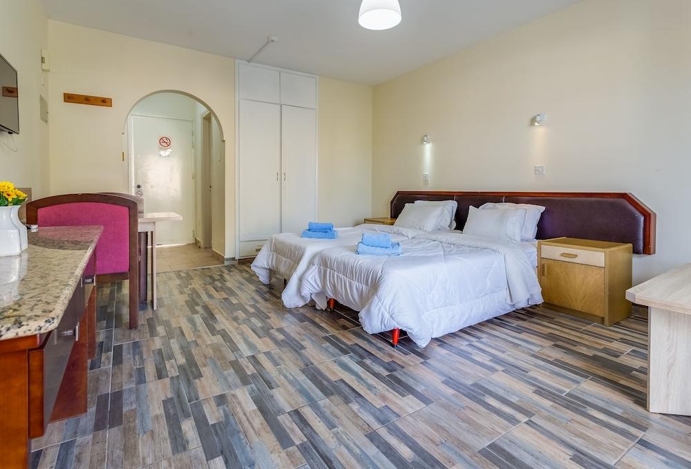 Antonis G. Hotel Apartments Oroklini Buitenkant foto