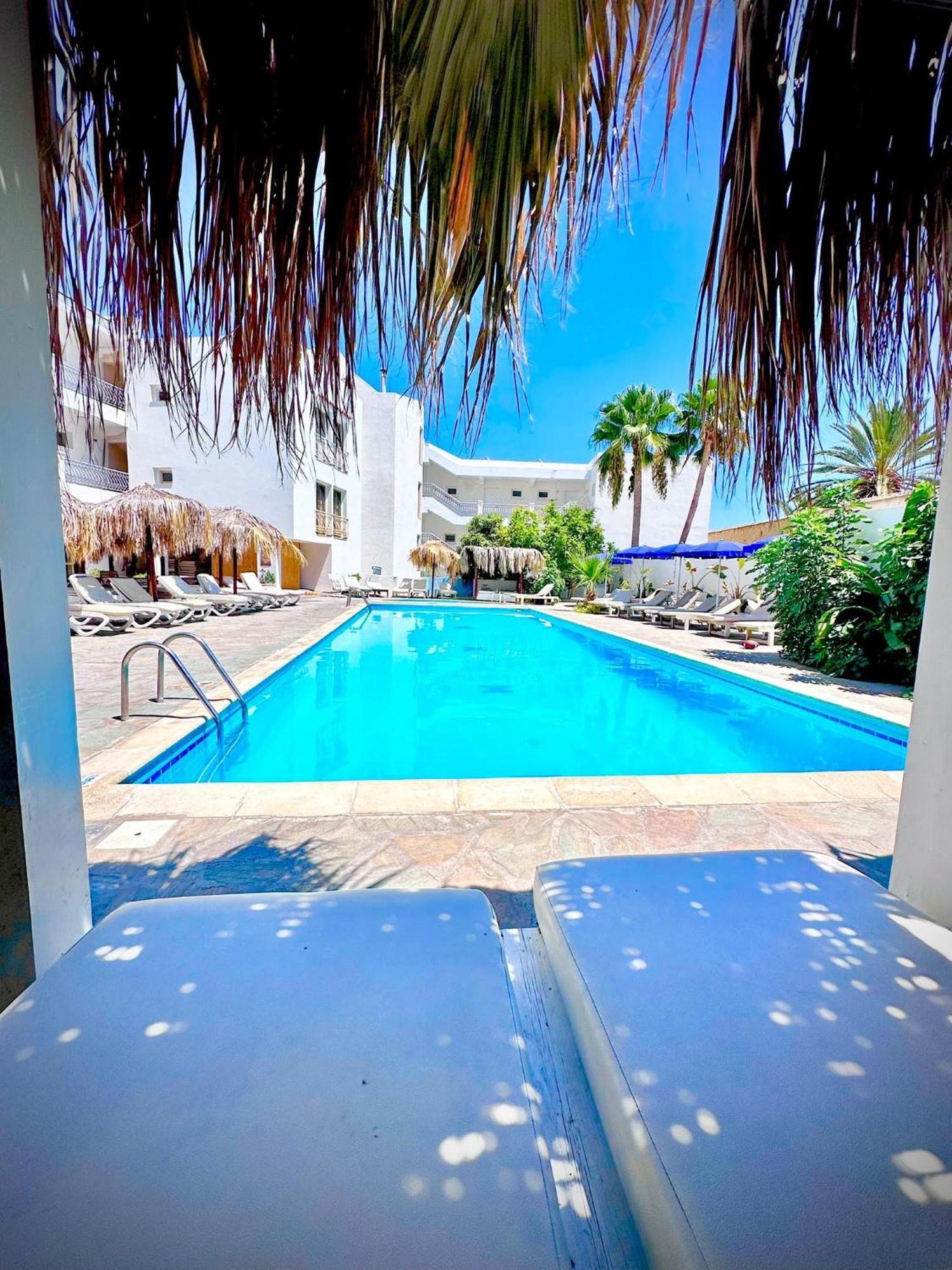 Antonis G. Hotel Apartments Oroklini Buitenkant foto