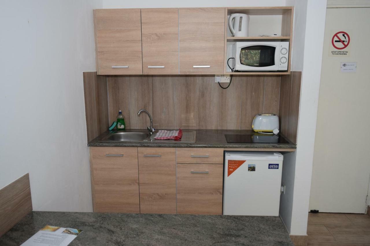 Antonis G. Hotel Apartments Oroklini Buitenkant foto